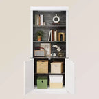 Bibliothèque haute de rangement avec 3 étagères ouvertes et une double porte, design colonne romaine, armoire de rangement et d'exposition en grain de bois pour bureau à domicile, salon