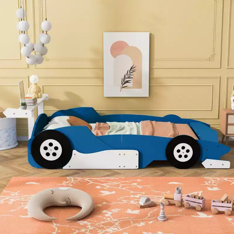 Lit plateforme simple en forme de voiture de course avec roulettes, au design unique