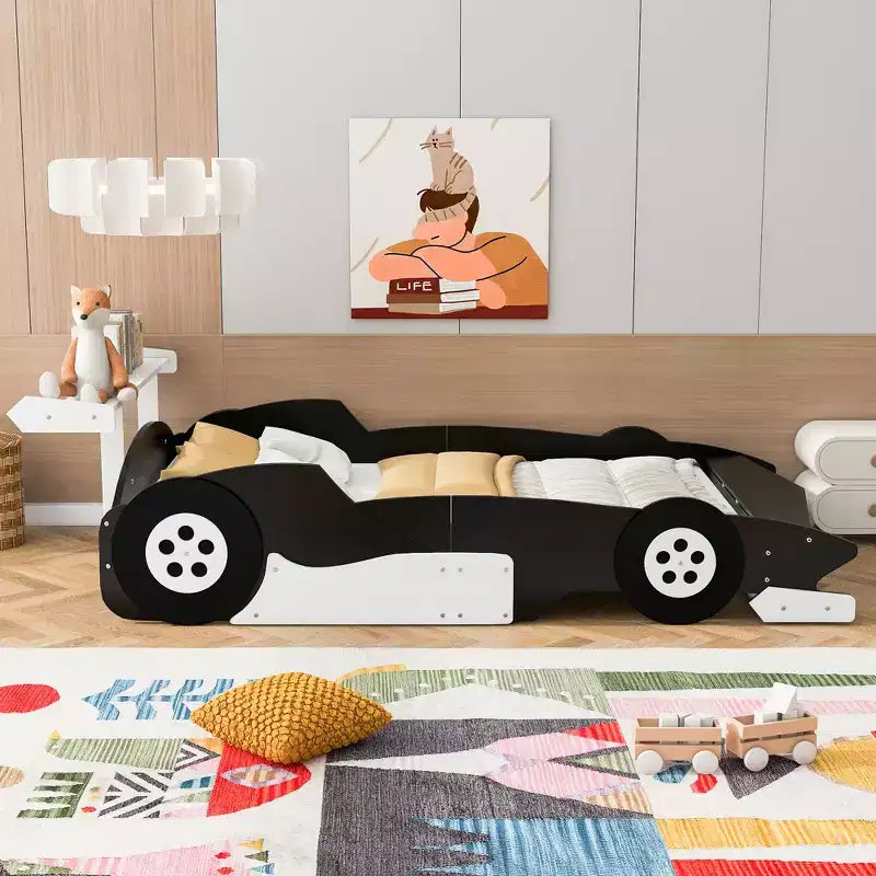 Lit plateforme simple en forme de voiture de course avec roulettes, au design unique