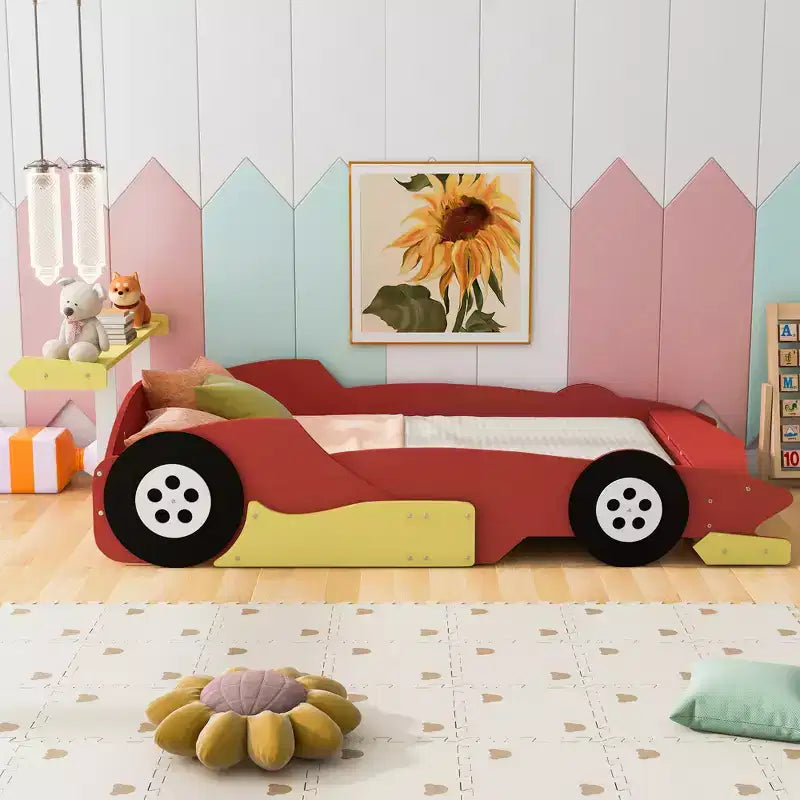 Lit plateforme simple en forme de voiture de course avec roulettes, au design unique