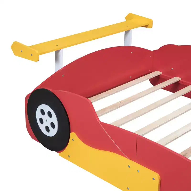 Lit plateforme simple en forme de voiture de course avec roulettes, au design unique