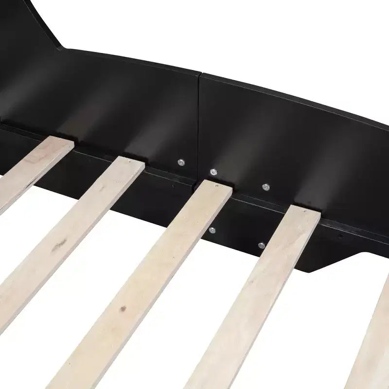 Lit plateforme simple en forme de voiture de course avec roulettes, au design unique
