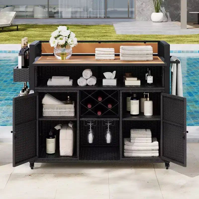 Chariot de barbecue d'extérieur en osier de 52,8 po avec plateau de table extensible, îlot de cuisine roulant avec grand espace de rangement, étagères à épices et roues verrouillables