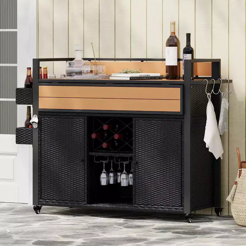 Chariot de barbecue d'extérieur en osier de 52,8 po avec plateau de table extensible, îlot de cuisine roulant avec grand espace de rangement, étagères à épices et roues verrouillables