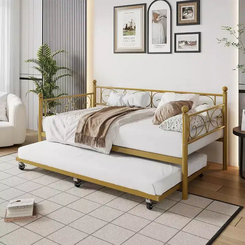 Cadre de lit de repos double avec lit gigogne, tête de lit florale et lattes en acier robustes, idéal pour les salons et les chambres d'amis, doré