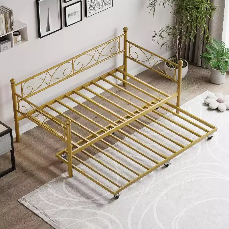 Cadre de lit de repos double avec lit gigogne, tête de lit florale et lattes en acier robustes, idéal pour les salons et les chambres d'amis, doré