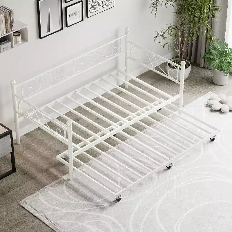 Cadre de lit de repos double avec lit gigogne, tête de lit florale et lattes en acier robustes, idéal pour les salons et les chambres d'amis, doré