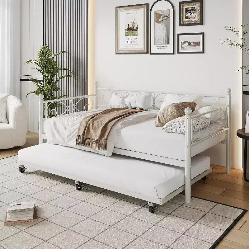 Cadre de lit de repos double avec lit gigogne, tête de lit florale et lattes en acier robustes, idéal pour les salons et les chambres d'amis, doré