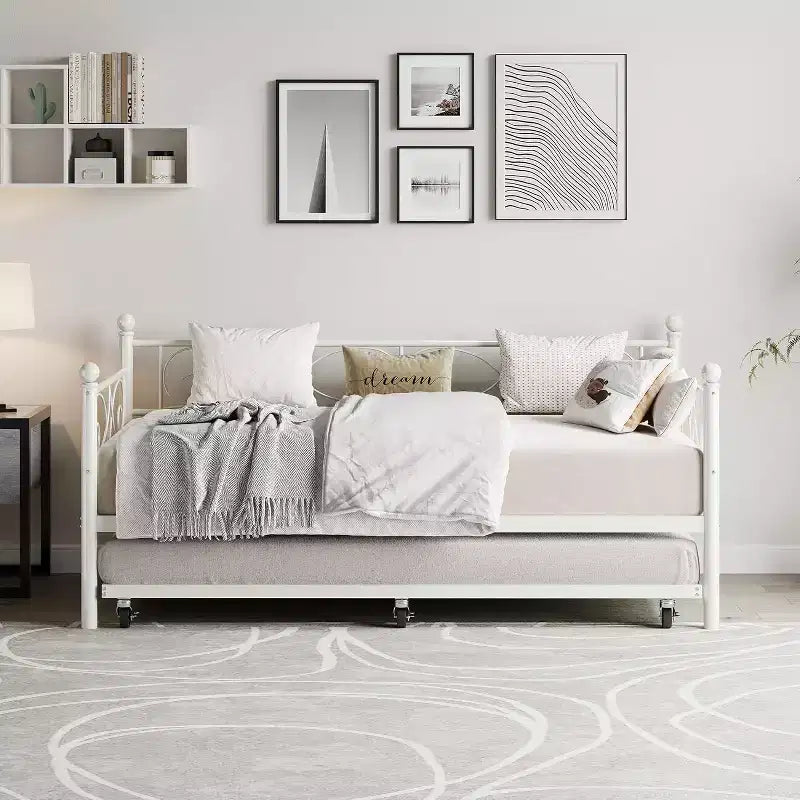 Cadre de lit de repos double avec lit gigogne, tête de lit florale et lattes en acier robustes, idéal pour les salons et les chambres d'amis, doré