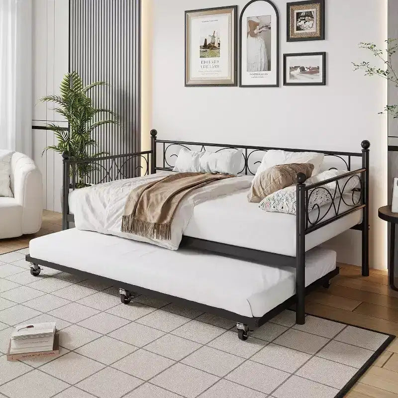 Cadre de lit de repos double avec lit gigogne, tête de lit florale et lattes en acier robustes, idéal pour les salons et les chambres d'amis, doré