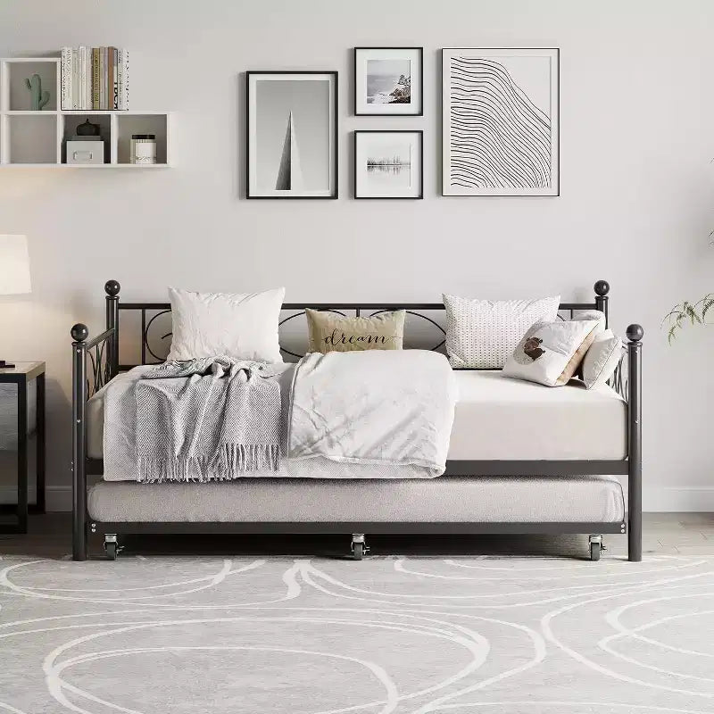 Cadre de lit de repos double avec lit gigogne, tête de lit florale et lattes en acier robustes, idéal pour les salons et les chambres d'amis, doré