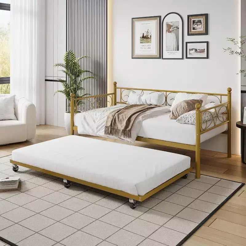 Cadre de lit de repos double avec lit gigogne, tête de lit florale et lattes en acier robustes, idéal pour les salons et les chambres d'amis, doré