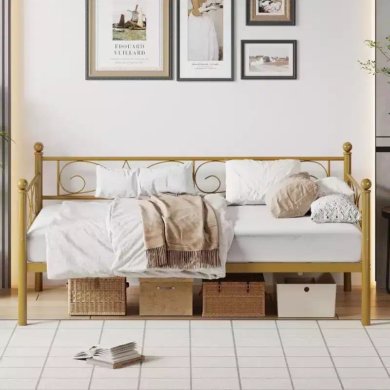 Cadre de lit de repos double avec lit gigogne, tête de lit florale et lattes en acier robustes, idéal pour les salons et les chambres d'amis, doré