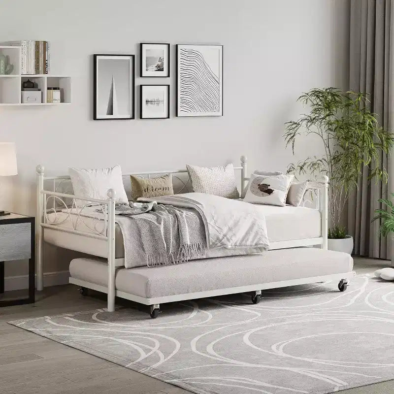 Cadre de lit de repos double avec lit gigogne, tête de lit florale et lattes en acier robustes, idéal pour les salons et les chambres d'amis, doré