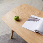 Table basse rectangulaire moderne en chêne massif avec étagère de rangement